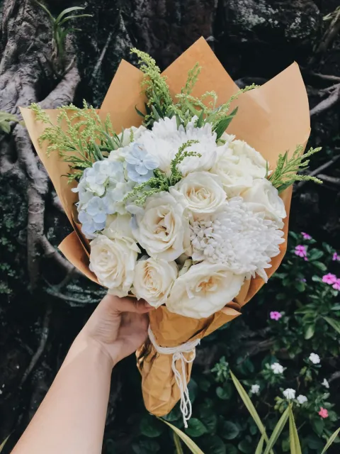 Hand bouquet mawar putih