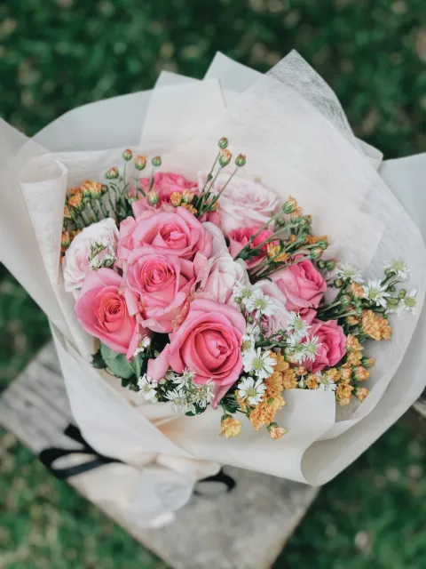 Hand bouquet mawar merah muda